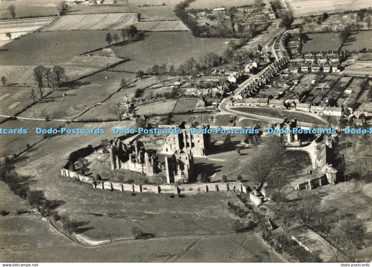 D215802 Warwickshire Kenilworth Castle Air View Crown