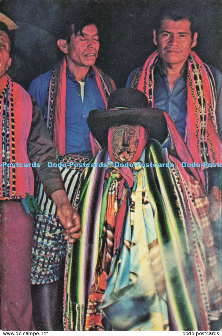 D240953 Solola Imagen de Maximon con sus Cuidadores en Santiago Atitlan Modernas