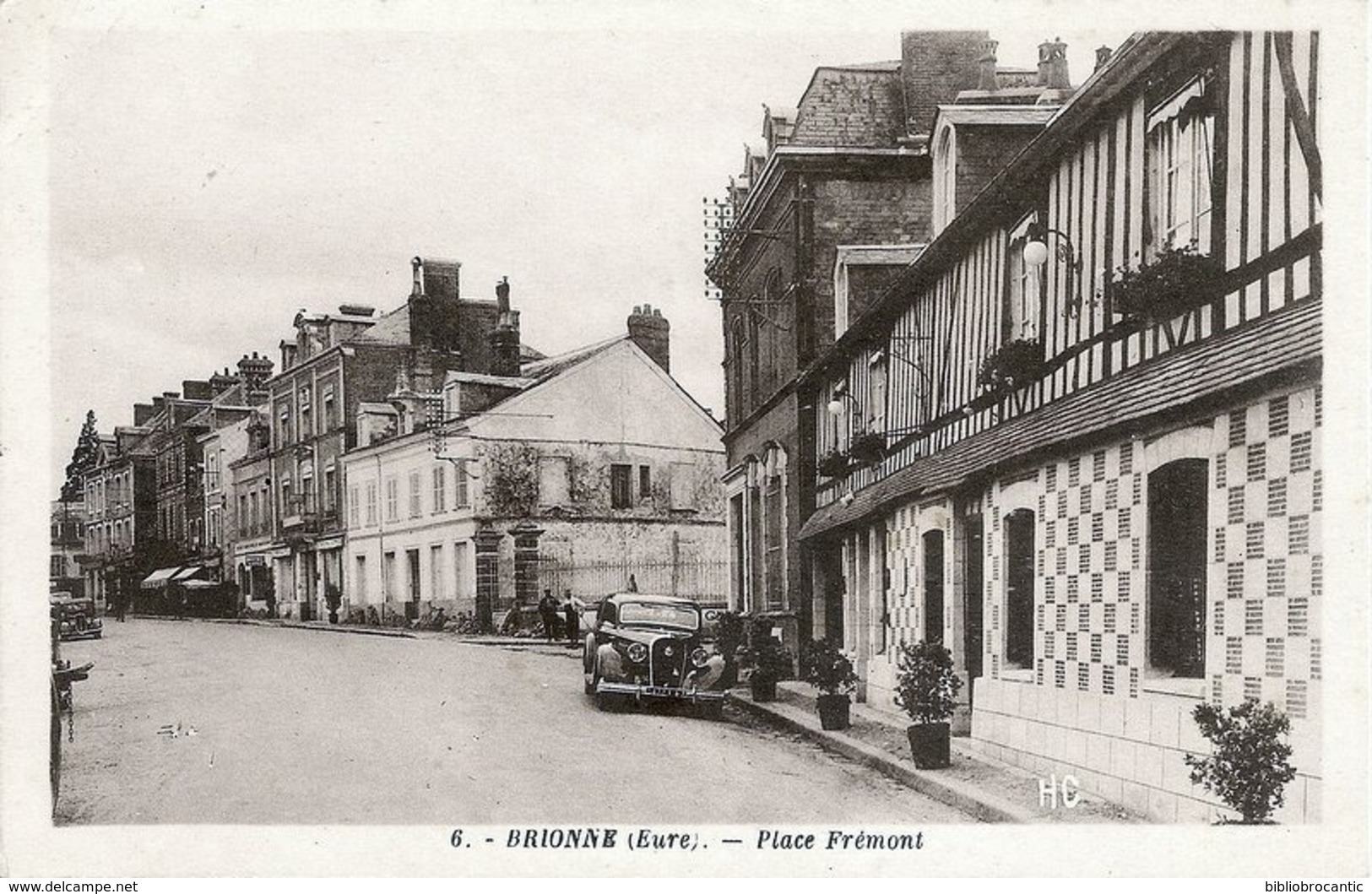 D27 - BRIONNE < VUE ANIMEE DE LA PLACE FREMONT