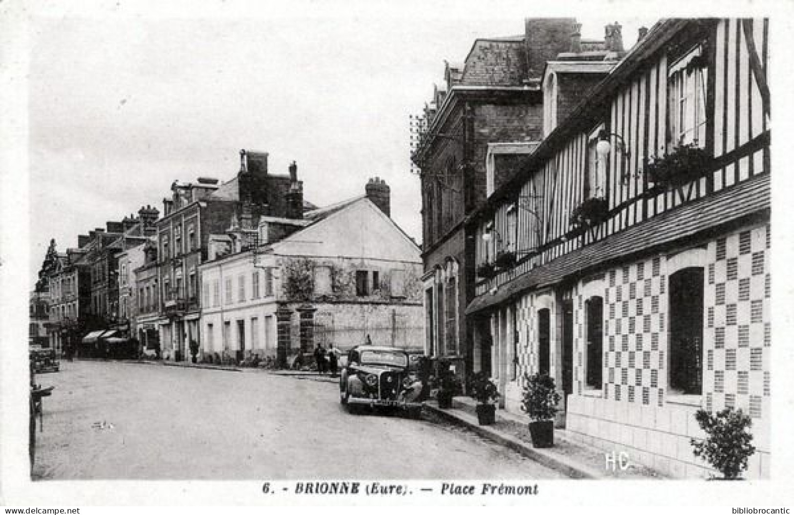 D27 - BRIONNE < VUE ANIMEE DE LA PLACE FREMONT