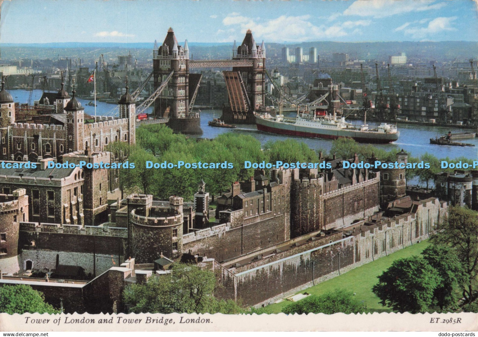 D276223 London Tower of London and Tower Bridge Valentine