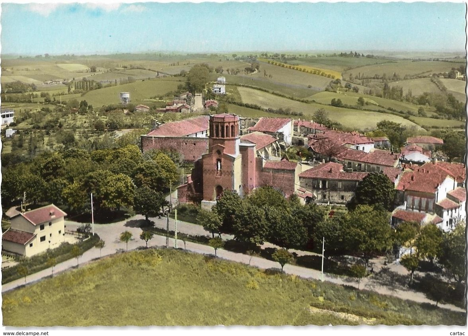 D31 - VERFEIL - EN AVION AU-DESSUS DE .... VERFEIL - L'EGLISE - CPSM dentelée colorisée grand format