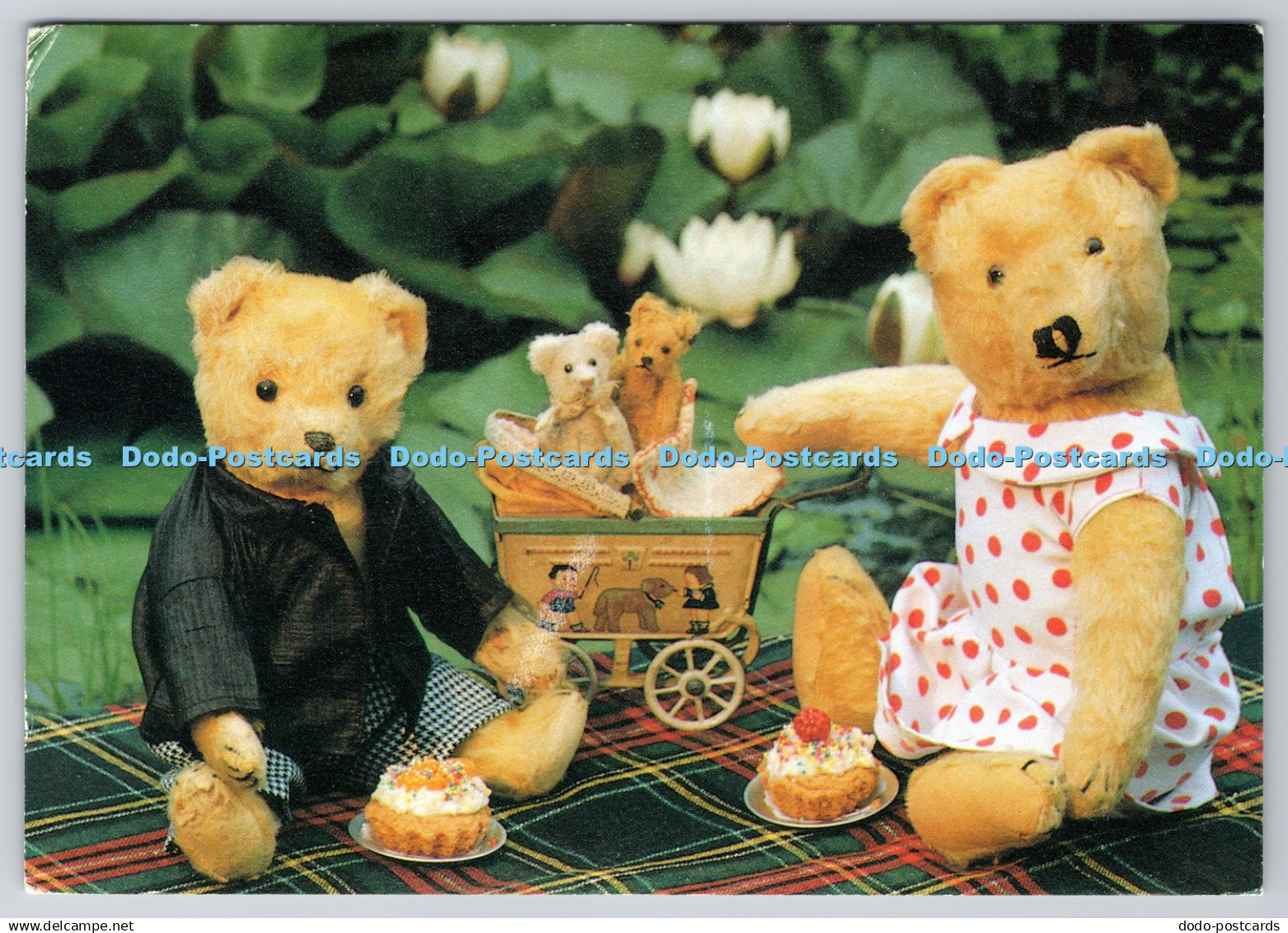 D314353 Summer Teddies Nr. 7. Mr and Mrs Smith with children. Mirja de Vries 199