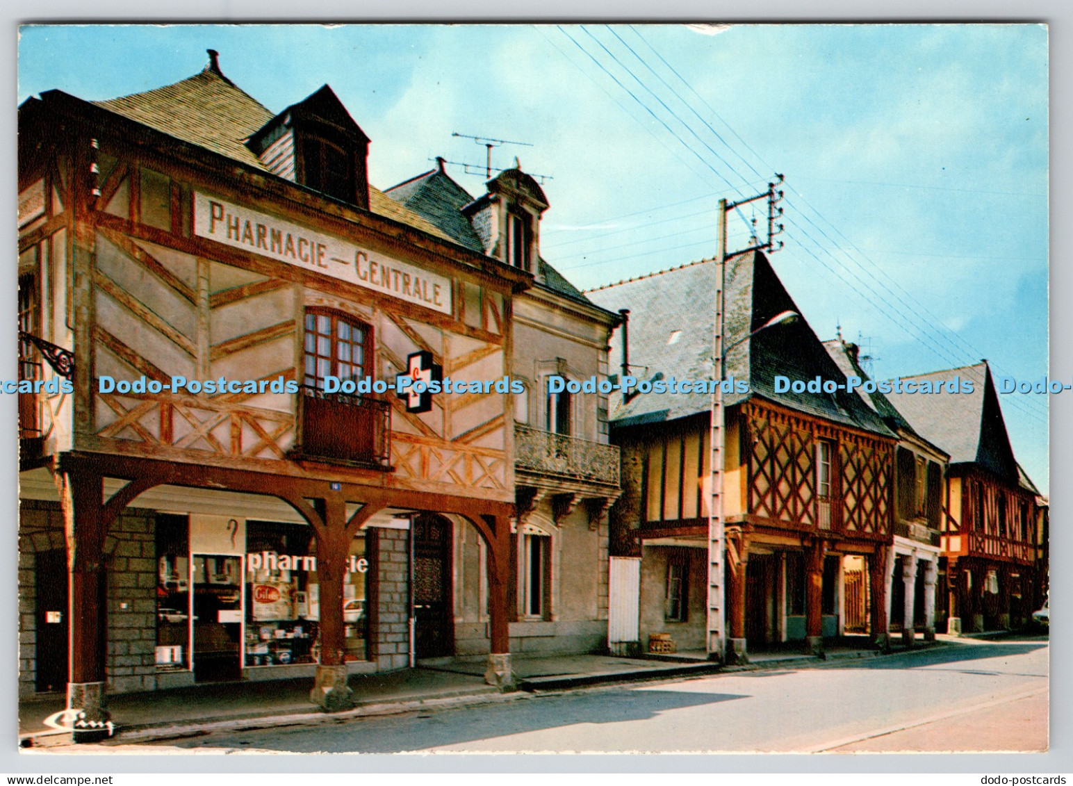 D319791 La Guerche de Bretagne. Vieilles Maisons Vues des Arcades de la Mairie.