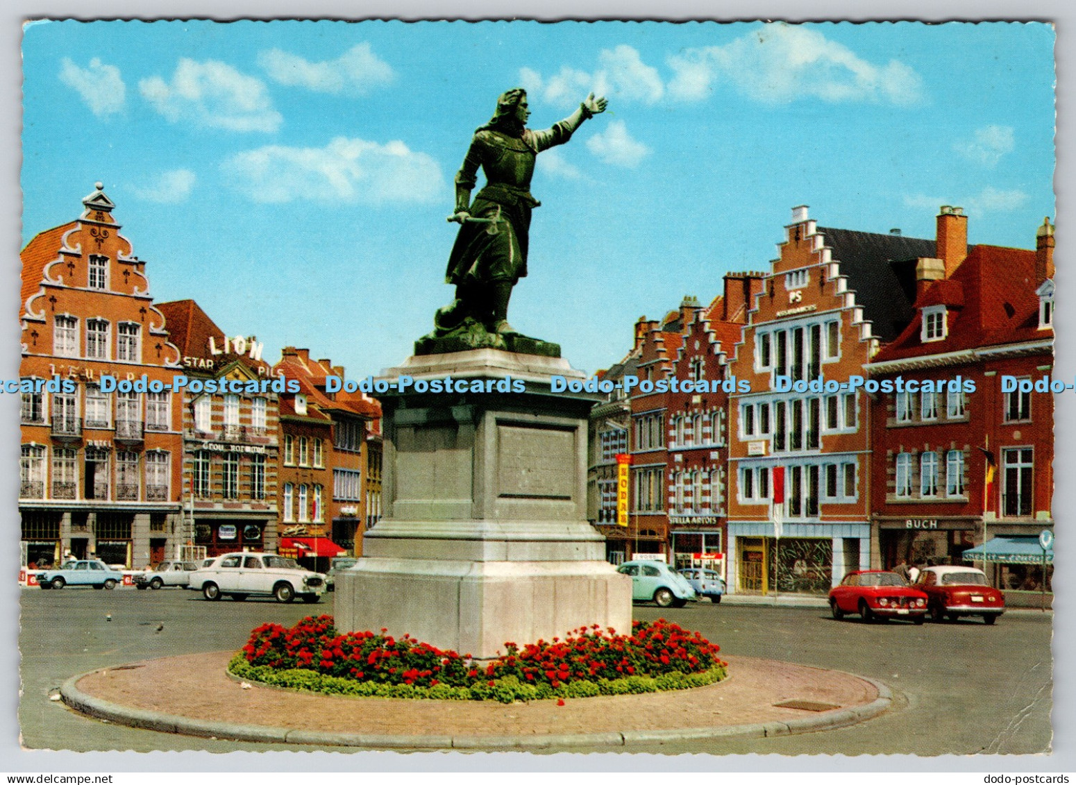 D319955 Tournai. Doornik. Grand Place et la Statue de Christine de Lallaing. Goe