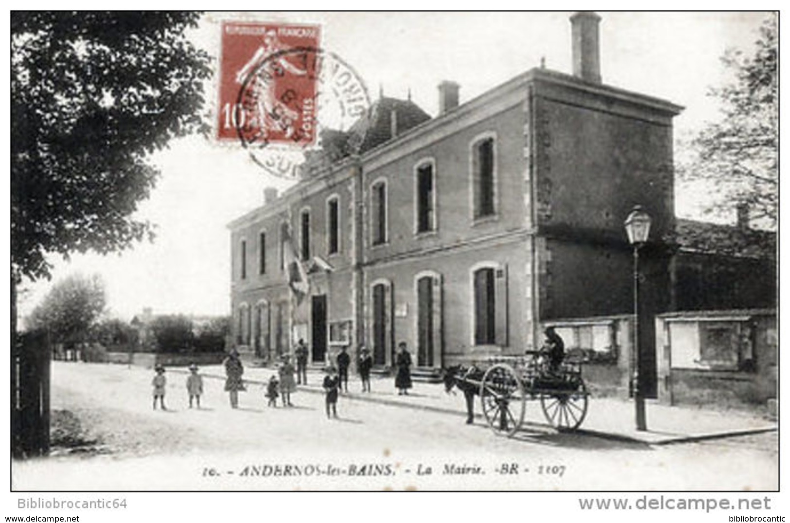 D33  < ANDERNOS - VUE ANIMEE DE LA MAIRIE