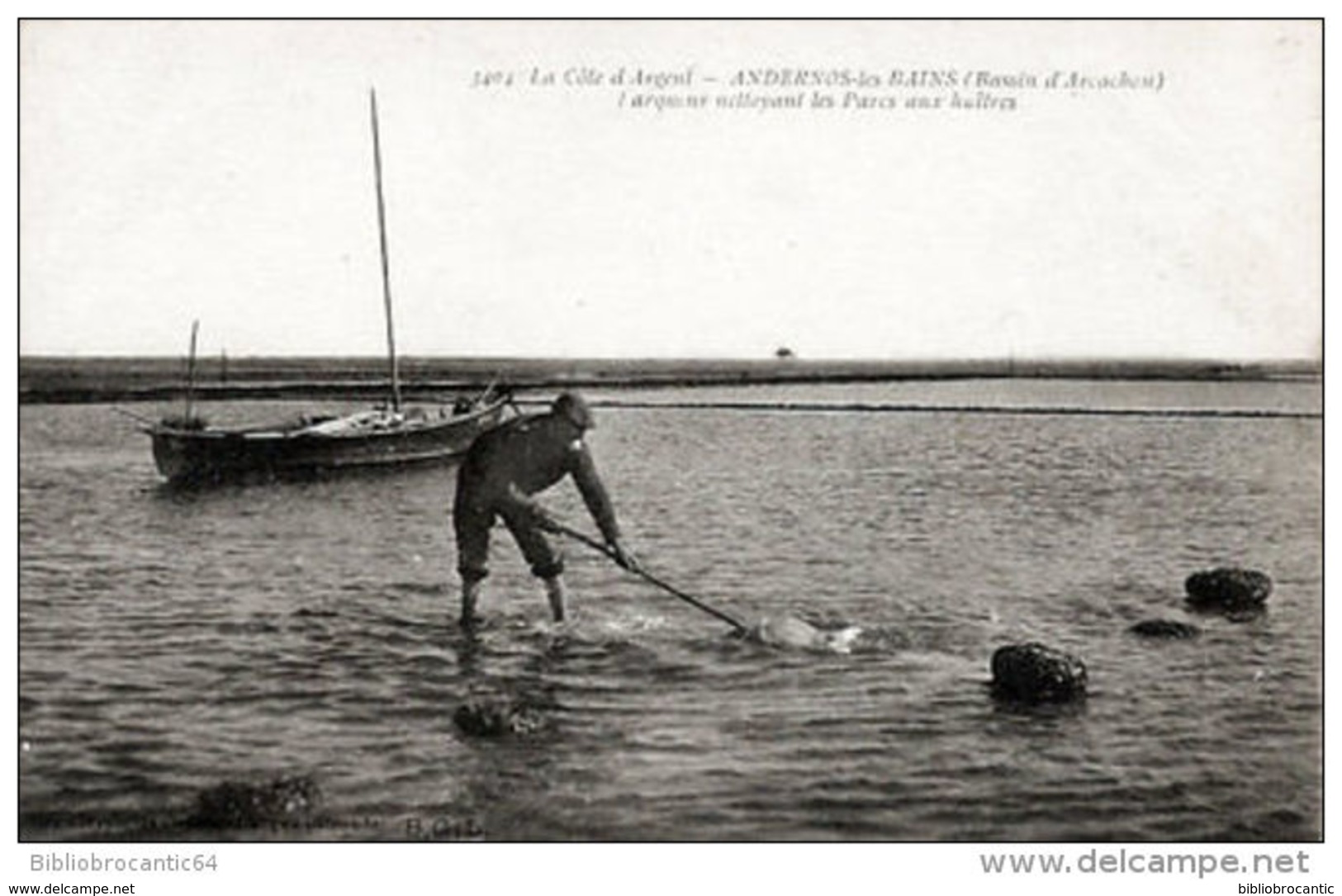 D33-Cöte d'Argent < ANDERNOS-les-BAINS - PARQUEUR NETTOYANT LES PARCS A HUITRES