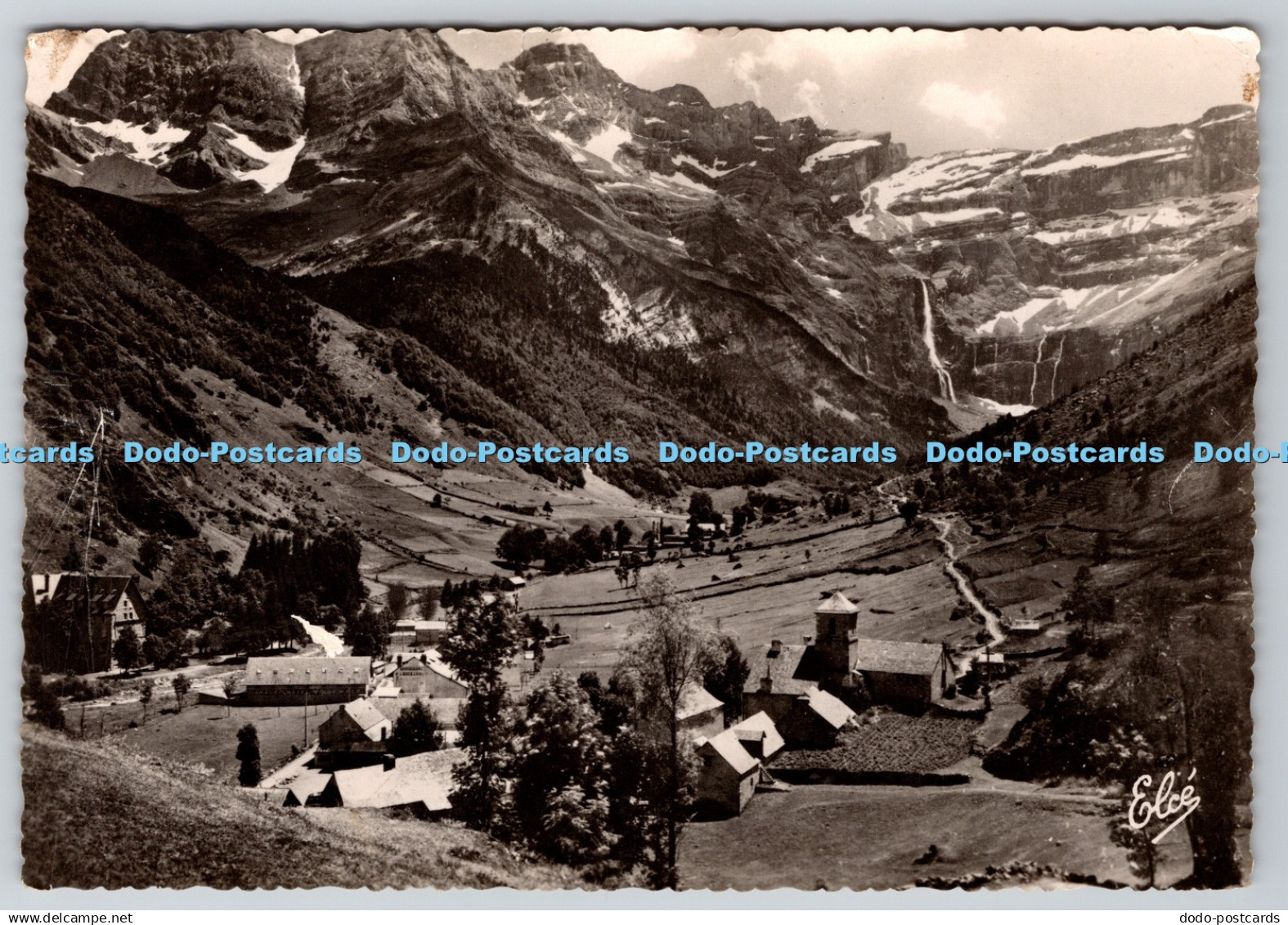 D331698 Gavarnie. Hautes Pyrenees. Le Cirque vu du Village de Gavarnie. L. Chata