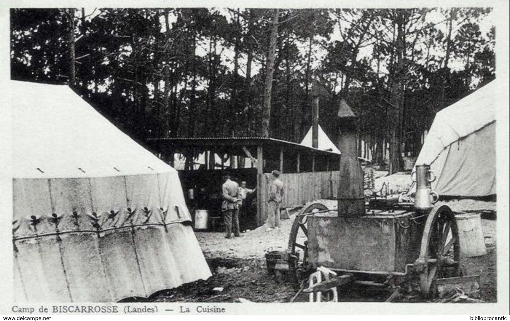 D40 - CAMP DE BISCARROSSE -  VUE ANIMEE DE LA CUISINE