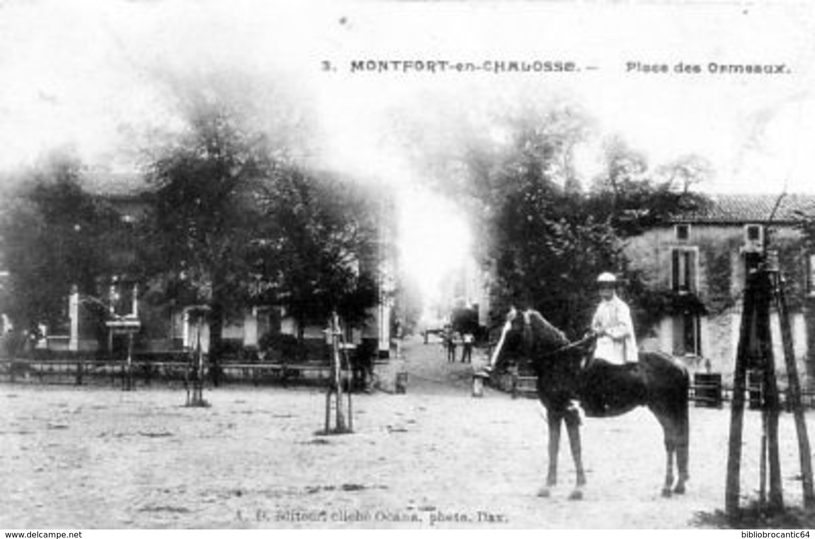 D40 - Cpa - MONTFORT EN CHALOSSE < Vue Animée de la PLACE DES GEMEAUX