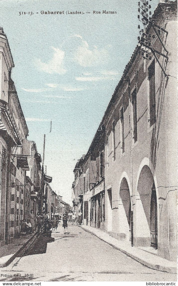 D40 GABARRET ( Landes) VUE ANIMEE DE LA RUE MARSAN < GROUPE DEVANT L'HORLOGERIE