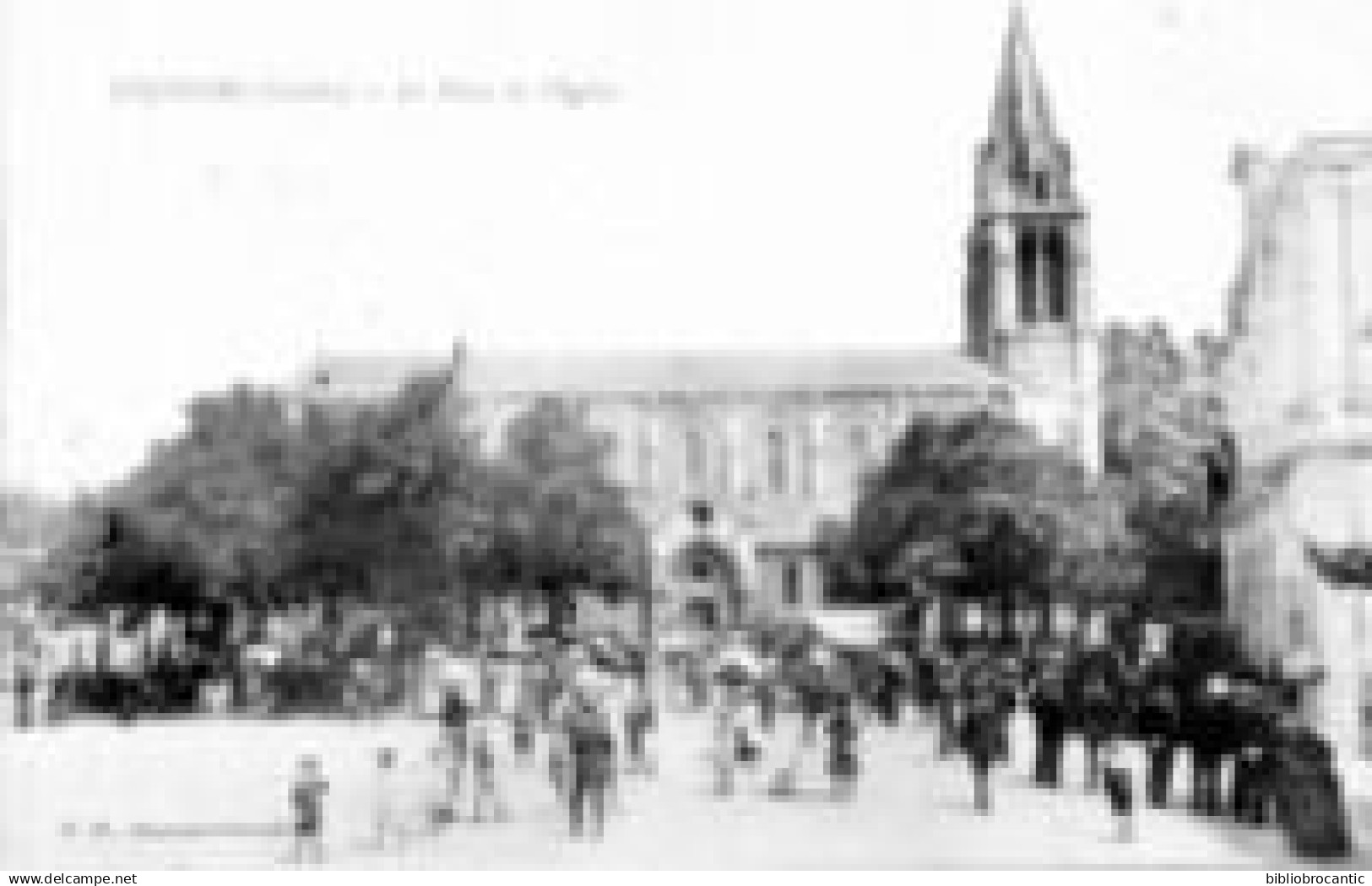 D40 LANDES - SOUSTONS < VUE ANIMEE DE LA PLACE DE L'EGLISE