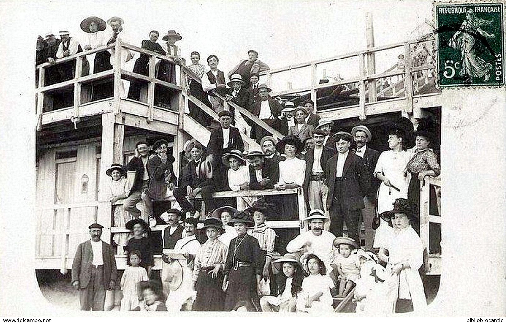 D40 - MIMIZAN-PLAGE - CARTE PHOTOGRAPHIE REELLE PRIVEE < VUE ANIMEE DE L'ESCALIER DE LA PLAGE