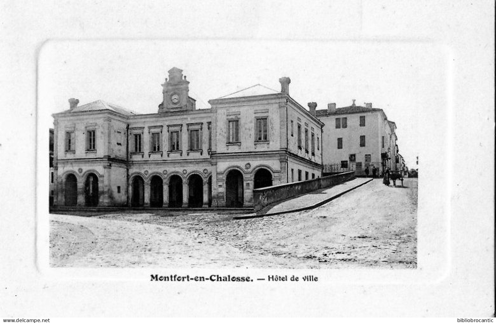 D40 MONTFORT EN CHALOSSE (Landes), VUE ANIMEE DE L'HOTEL DE VILLE