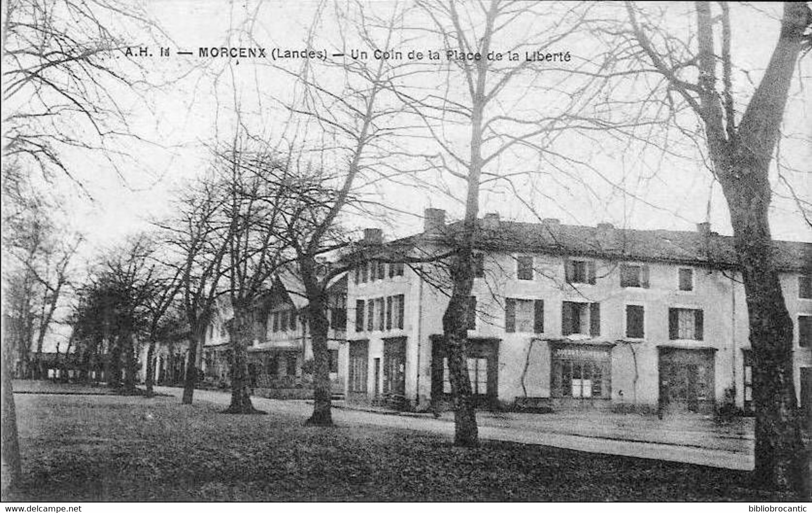 D40 - MORCENX < UN COIN ET LES COMMERCES DE LA PLACE DE LA LIBERTE