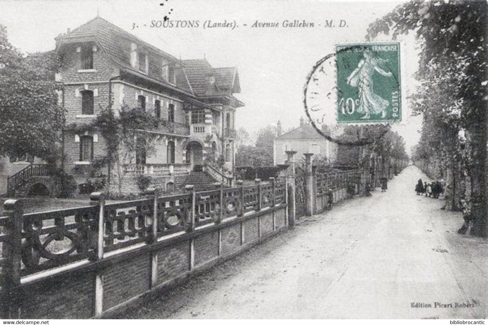 D40 - SOUSTONS -  AVENUE GALLEBEN < VUE D'UNE VILLA