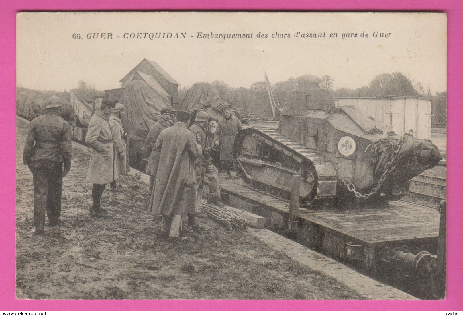 D56 - GUER COETQUIDAN - EMBARQUEMENT DES CHARS D'ASSAUT EN GARE DE GUER - Militaires