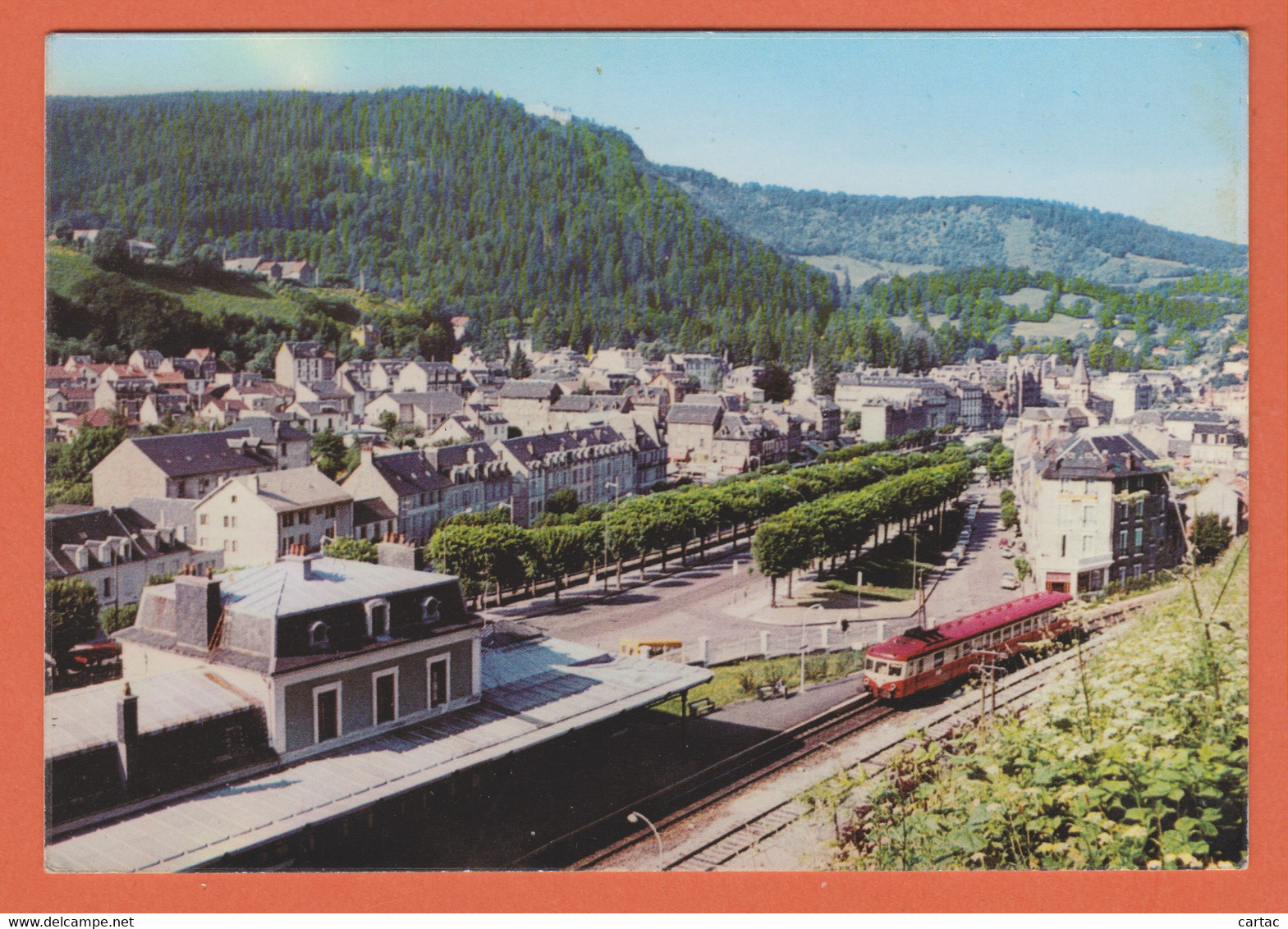 D63 - LA BOURBOULE - AVE. DE LA GARE - AU LOIN FOREL DE CHARLANNES - Train en 1er plan - CPM grand format