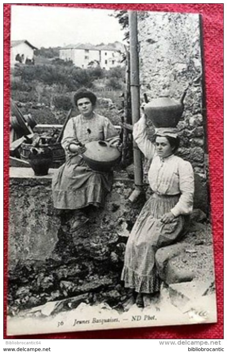 D64  ESPELETTE < JEUNES BASQUAISES