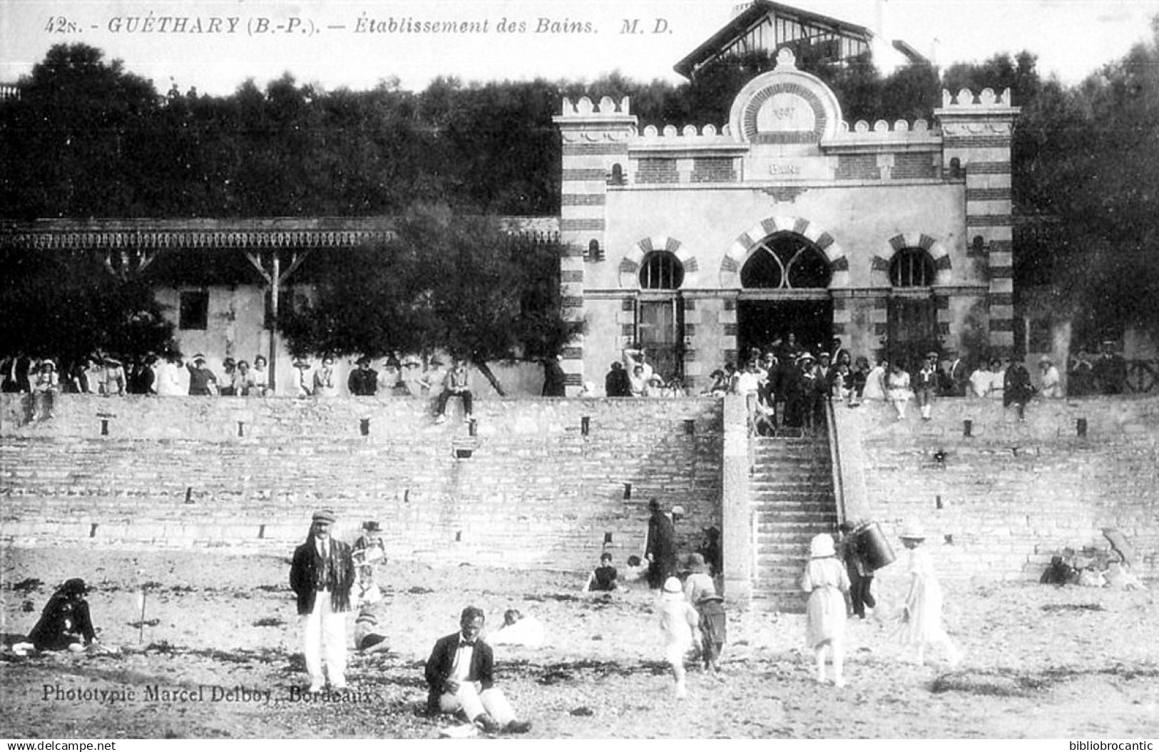 D64 - GUETHARY < VUE ANIMEE DE L'ETABLISSEMENT DES BAINS