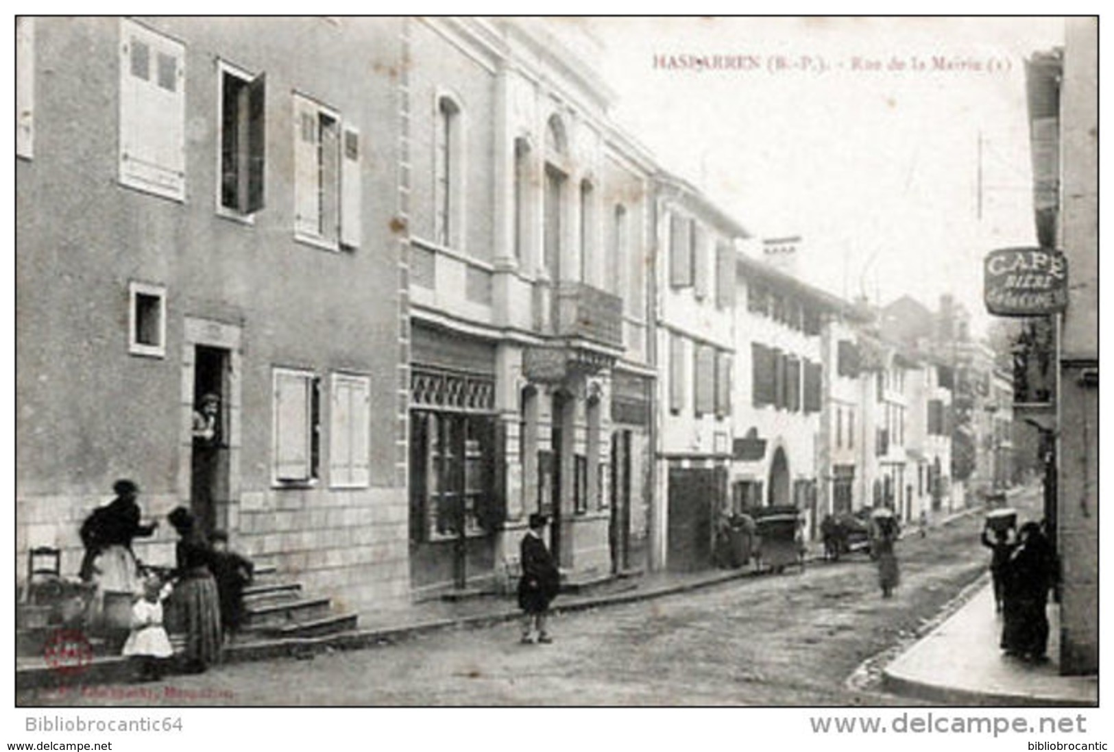 D64  HASPARREN < VUE ANIMEE DE LA RUE DE LA MAIRIE