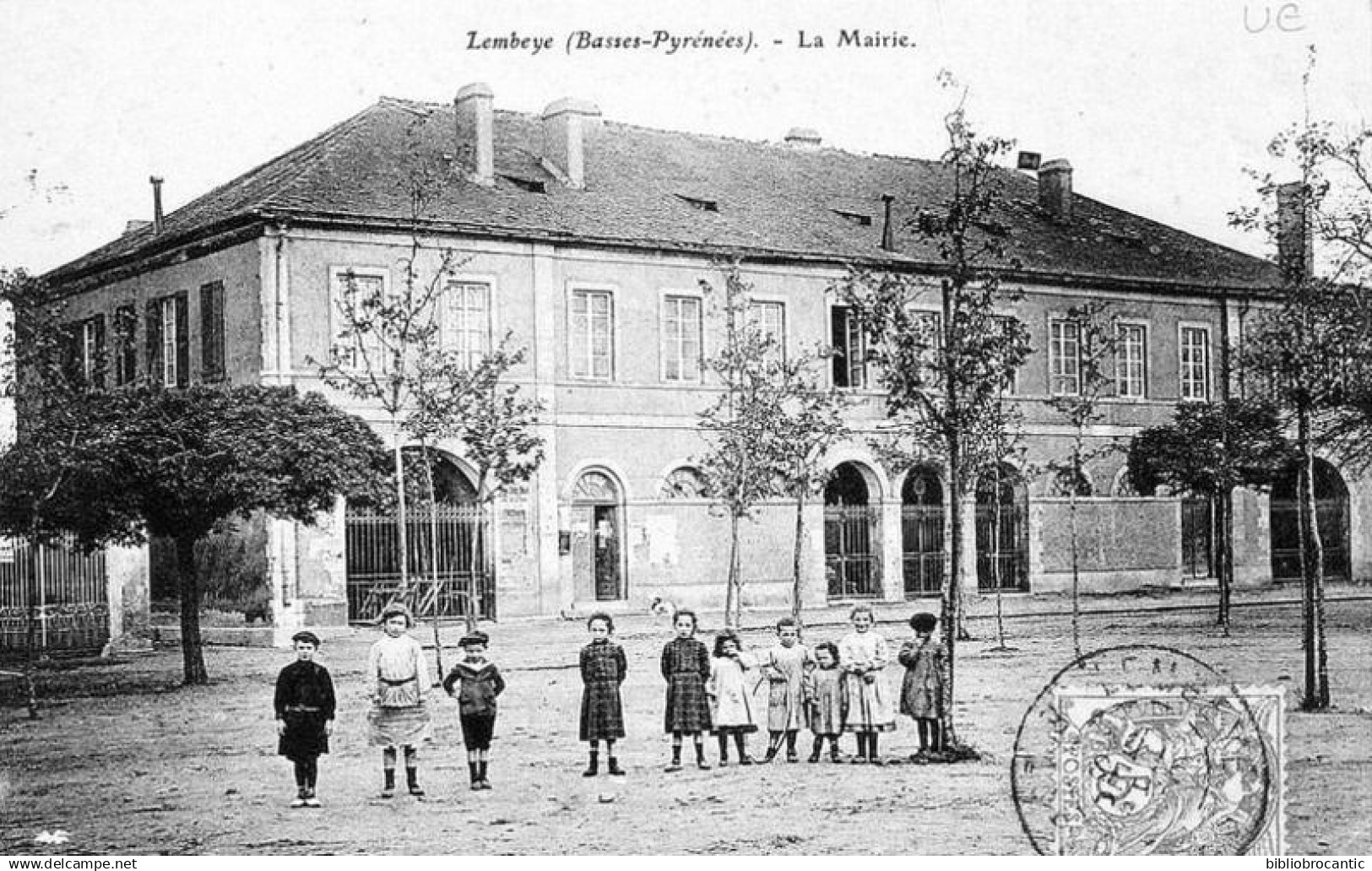 D64 -LEMBEYE - BELLE VUE ANIMEE DE LA PLACE ET LA MAIRIE