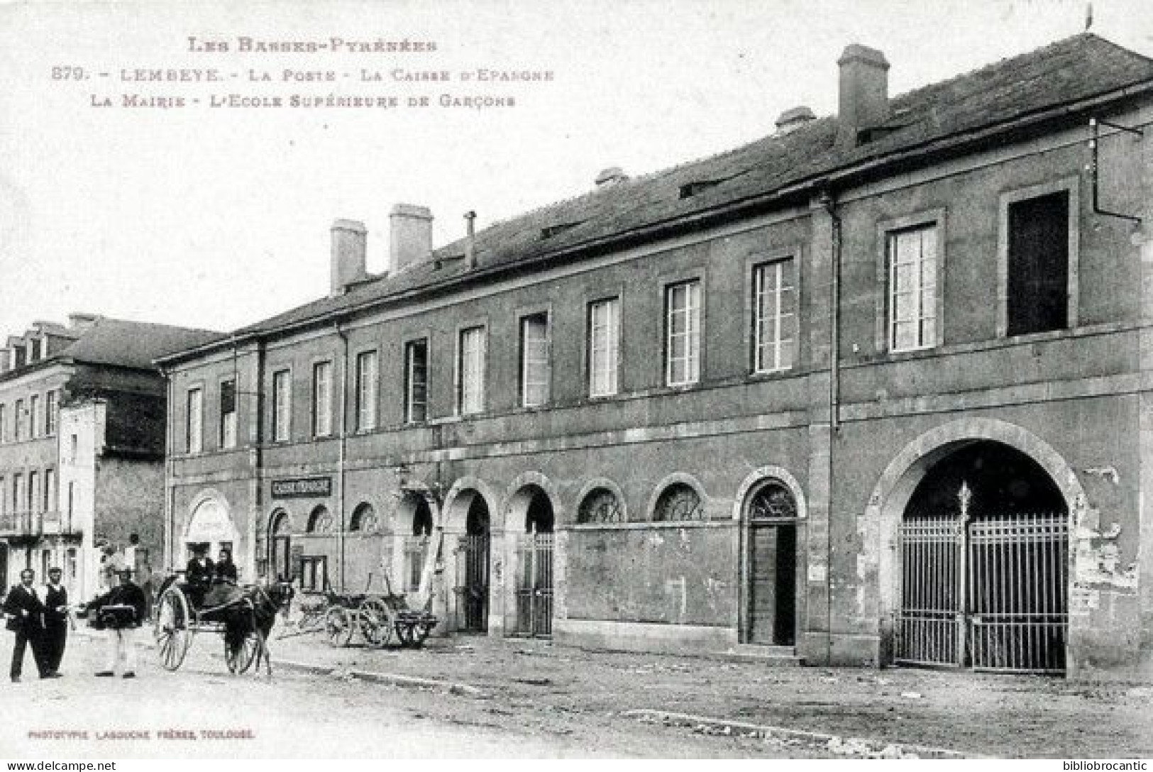 D64 LEMBEYE  < VUE ANIMEE : LA POSTE, LA CAISSE D'EPARGNE , LA MAIRIE , L'ECOLE SUPERIEURE..