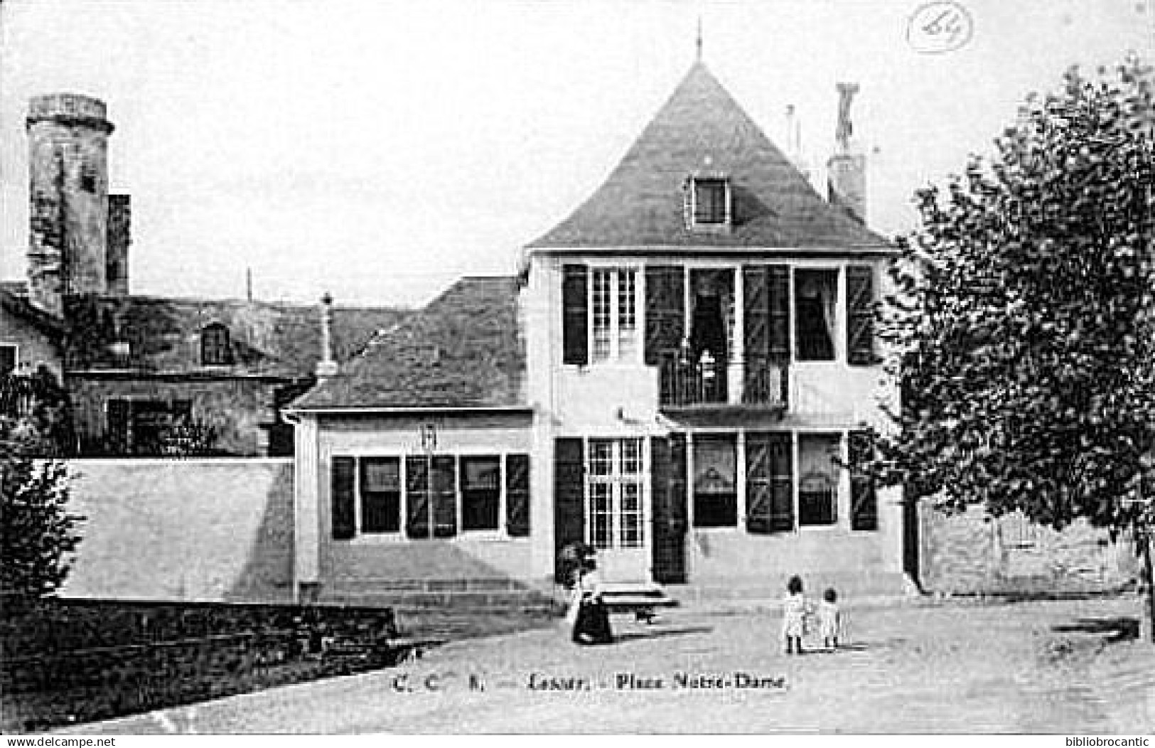 D64 - LESCAR - VUE ANIMEE DE LA PLACE NOTRE DAME