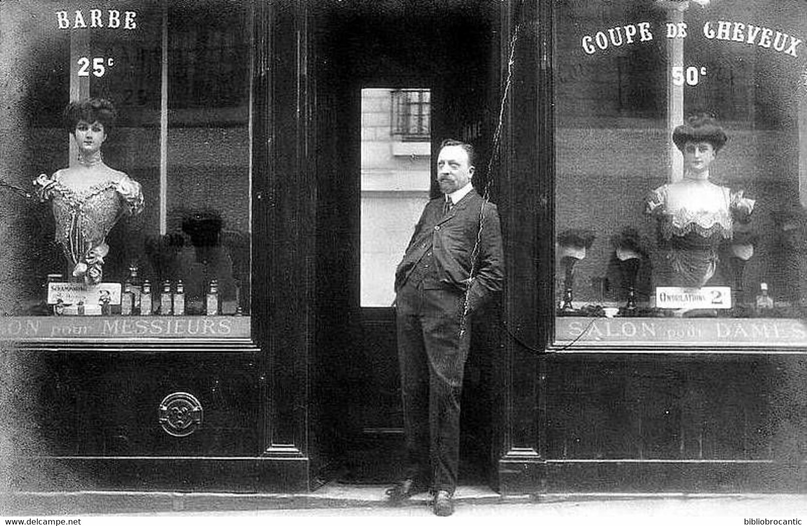 D64 PAU < CARTE PHOTOGRAPHIE D'UNE ECHOPPE DE COIFFEUR située a  à pau (sans autre précision)