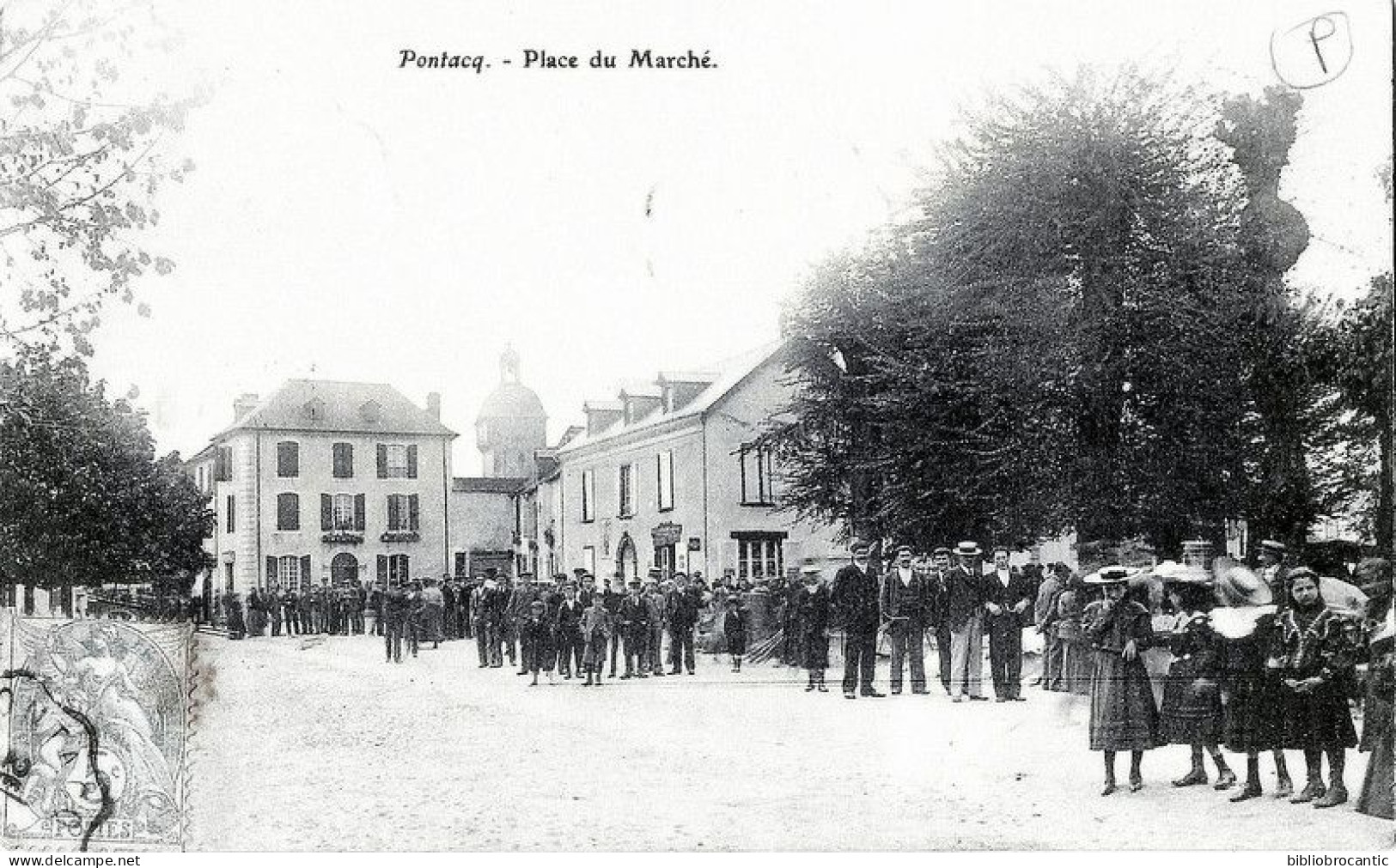 D64 PONTACQ - VUE ANIMEE DE LA PLACE DU MARCHE