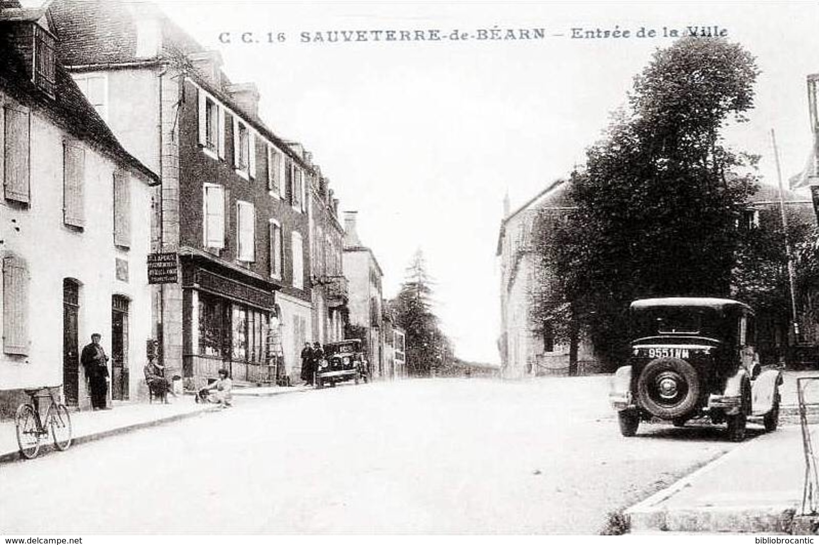 D64 - SAUVETERRE BEARN - VUE ANIMEE DE L'ENTREE DE LA VILLE + COMMERCES