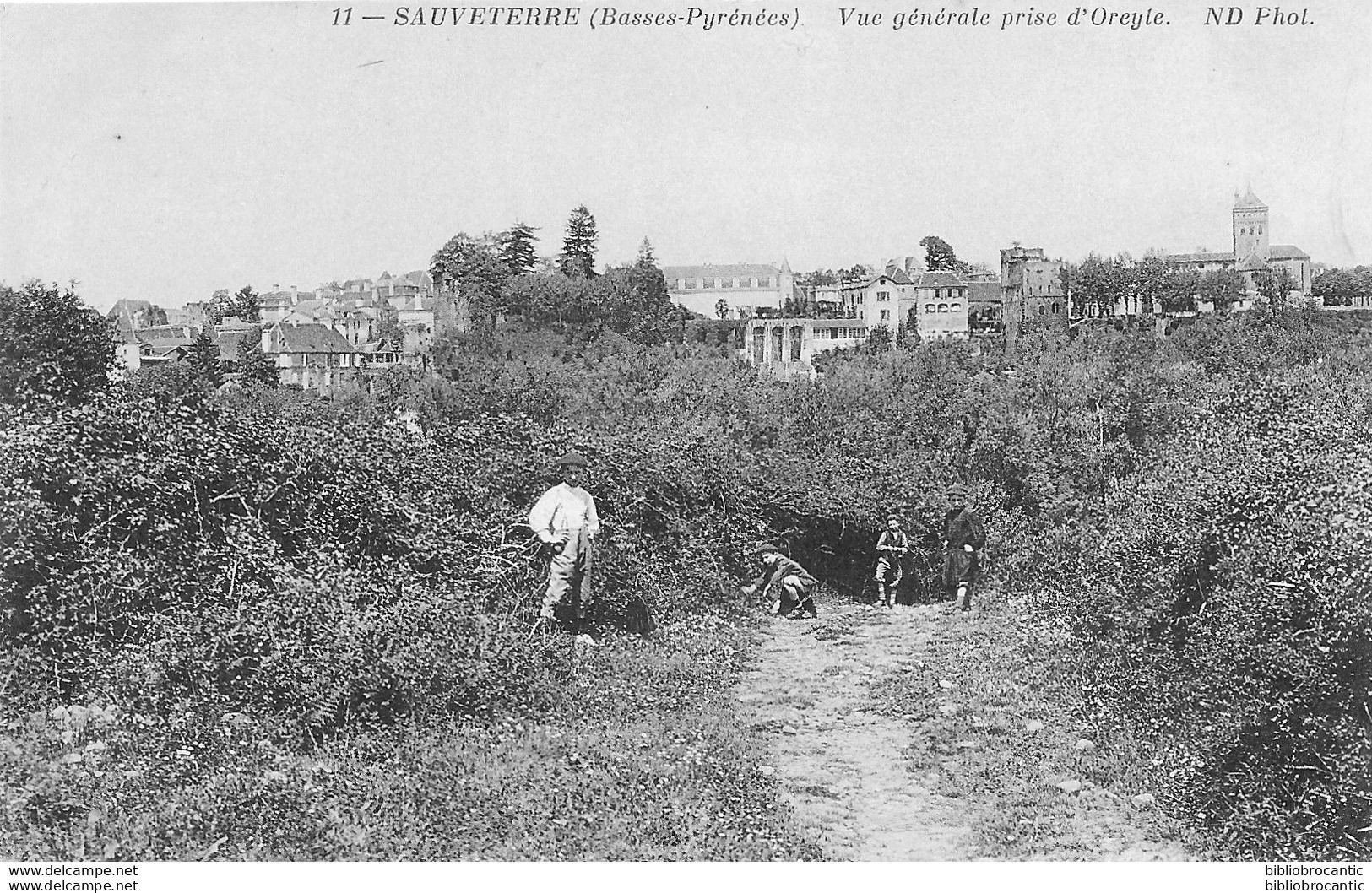 D64 - SAUVETERRE DE BEARN < VUE GENERALE ANIMEE PRISE D'OREGUE