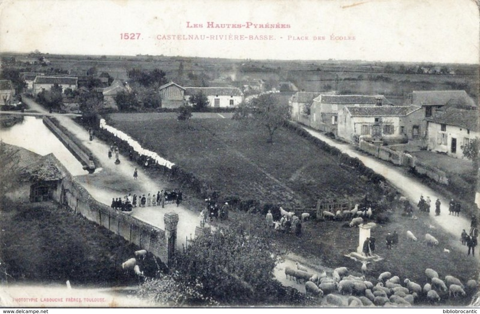 D65 HAUTES PYRENEES: CASTELNAU-RIVIERE-BASSE < Vue animée de LA PLACE DES ECOLES