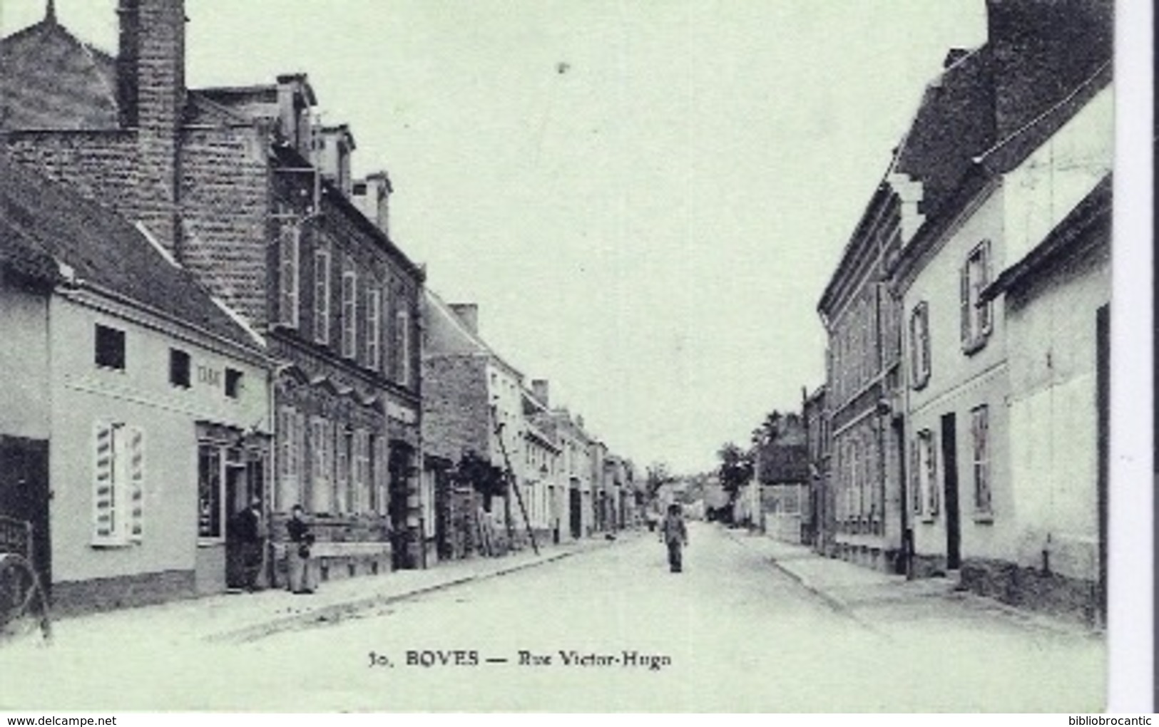 D80 - BOVES - VUE ANIMEE SUR LA RUE VICTOR HUGO