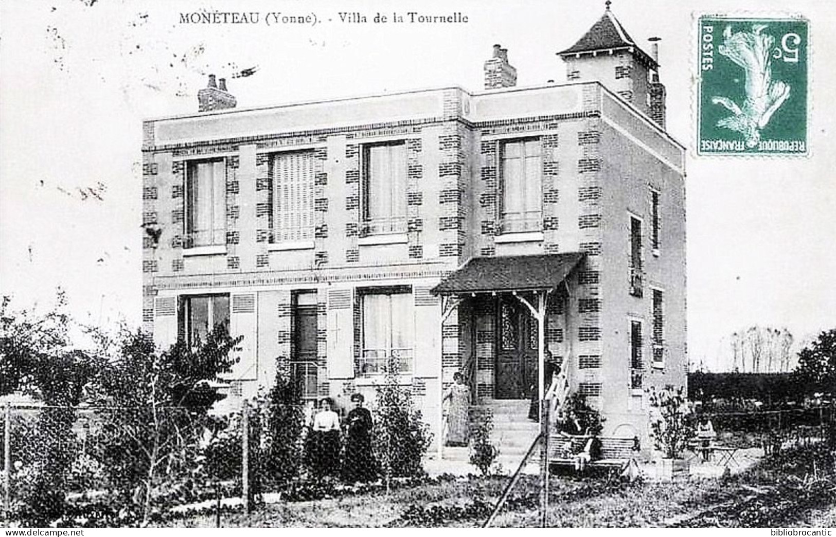 D89 - MONETEAU - BELLE VUE ANIMEE DE LA VILLA  " LA TOURNELLE "