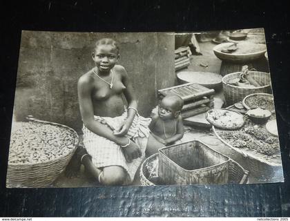 DAHOMEY, JEUNE MARCHANDE à PORTO NOVO - DAHOMEY (AD)