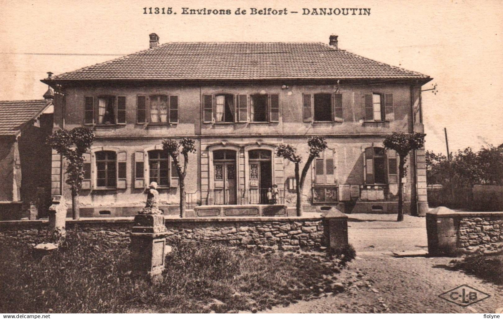 danjoutin - mairie du village et école communale