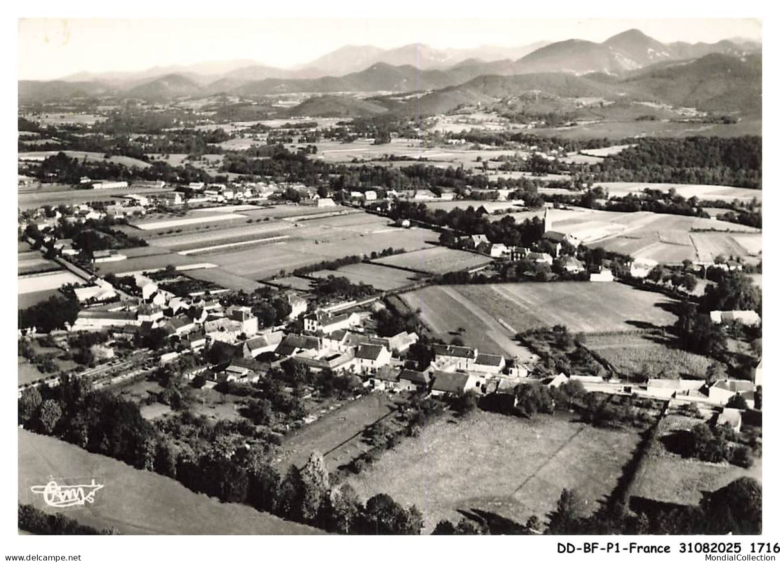 DD-BFP1-0859-65 - LA BARTHE-DE-NESTE - Vue panoramique aérienne et les montagnes des pyrénées