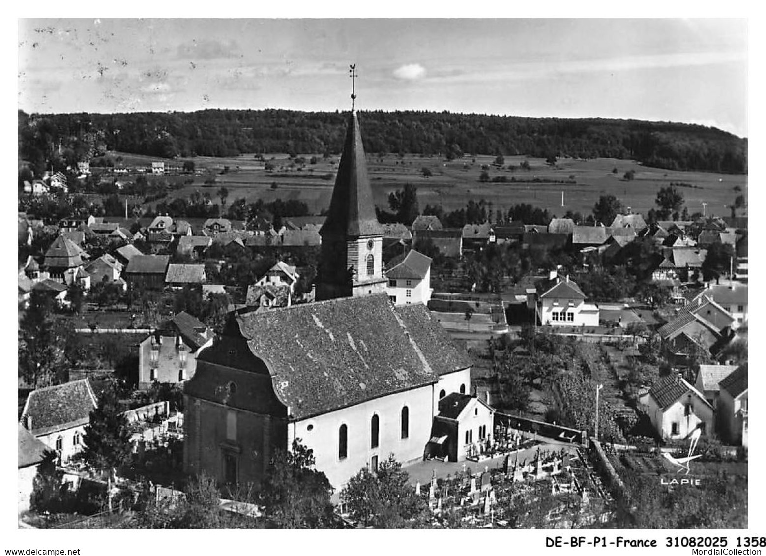 DE-BFP1-0680-68 - HIRSINGUE - En avion au-dessus - L'église