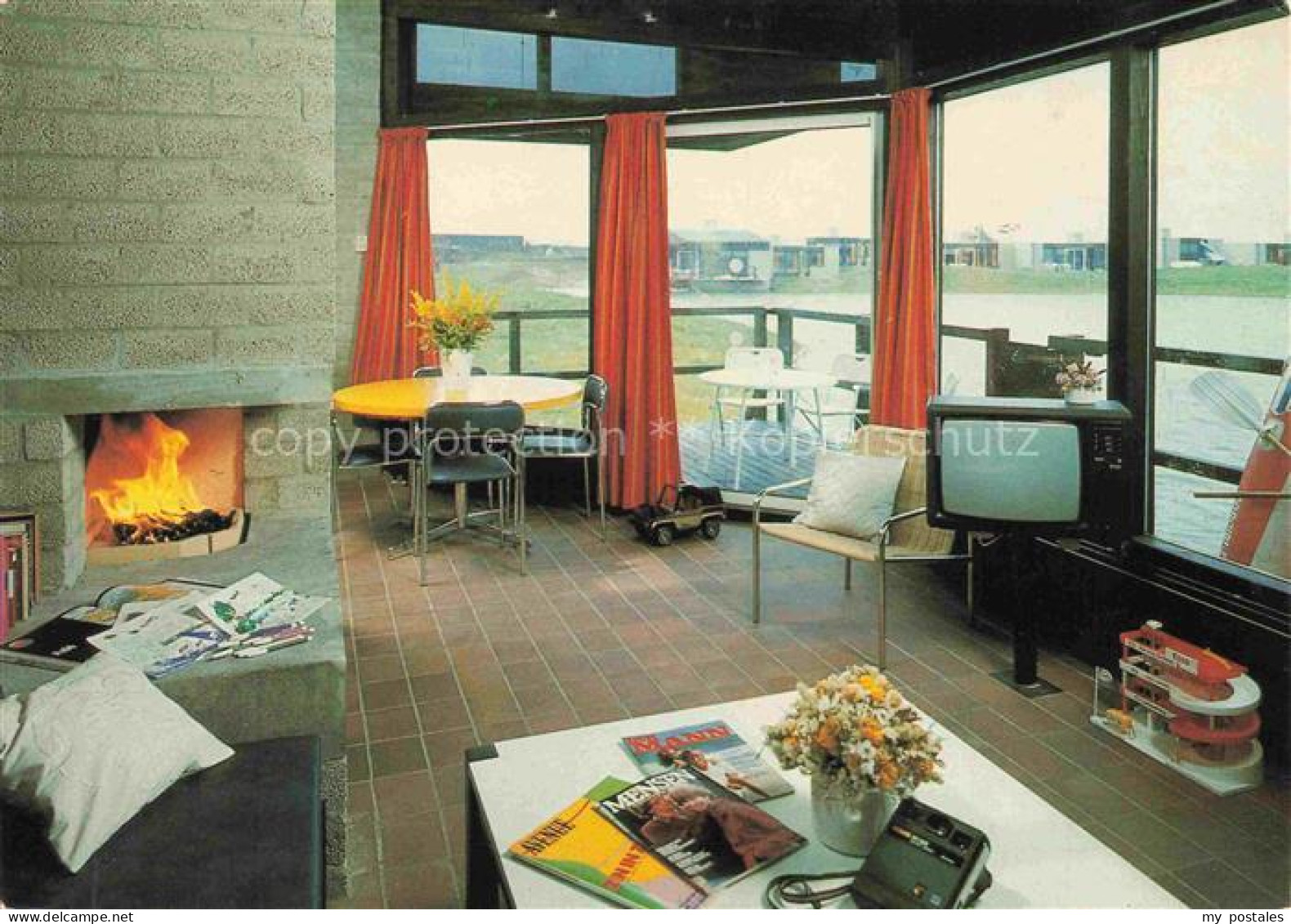 De Eemhof Lelystad Leliestad Flevoland NL Bungalowpark Innenraum Kamin Fernseher