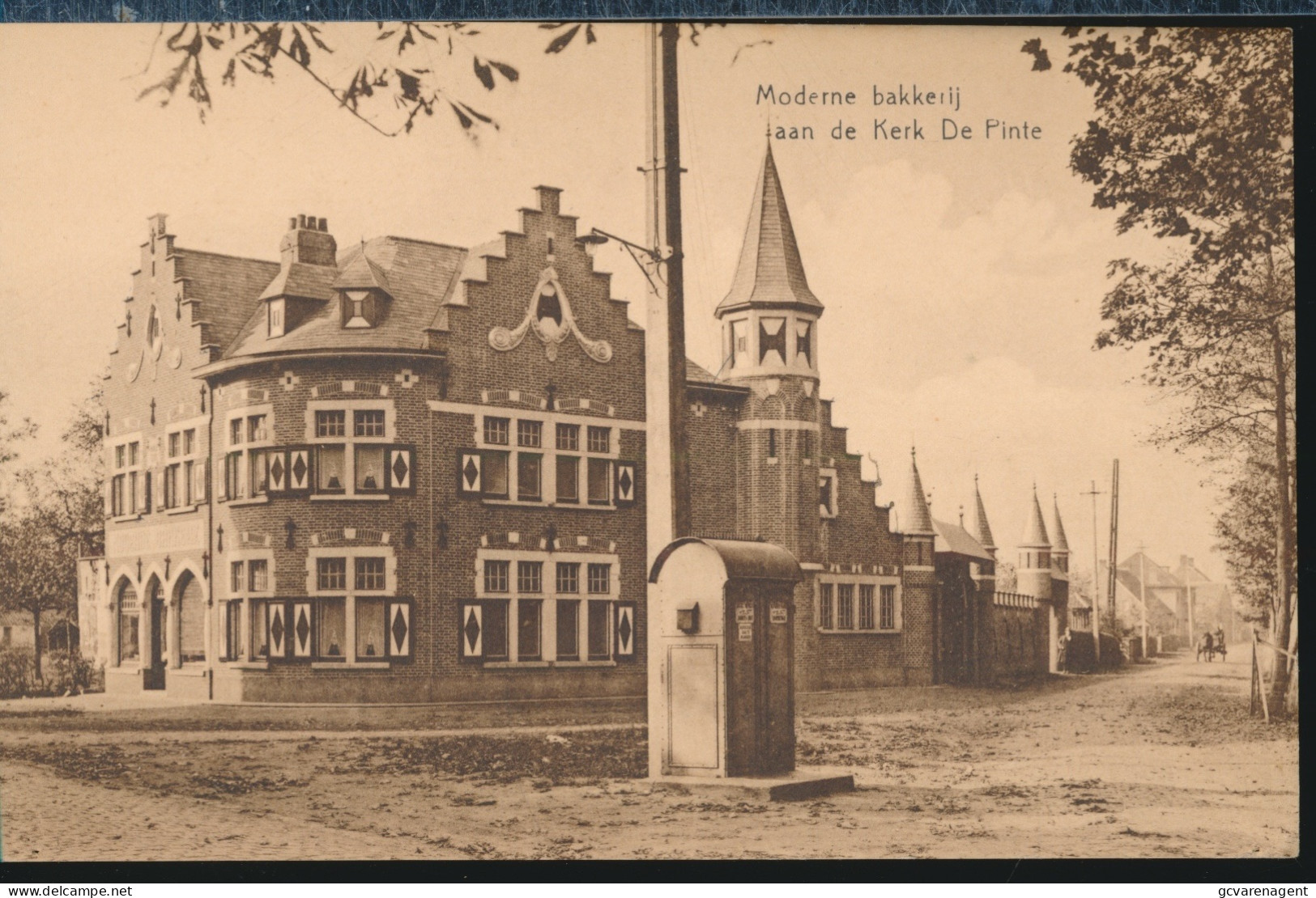 DE PINTE      MODERNE BAKKERIJ AAN DE KERK