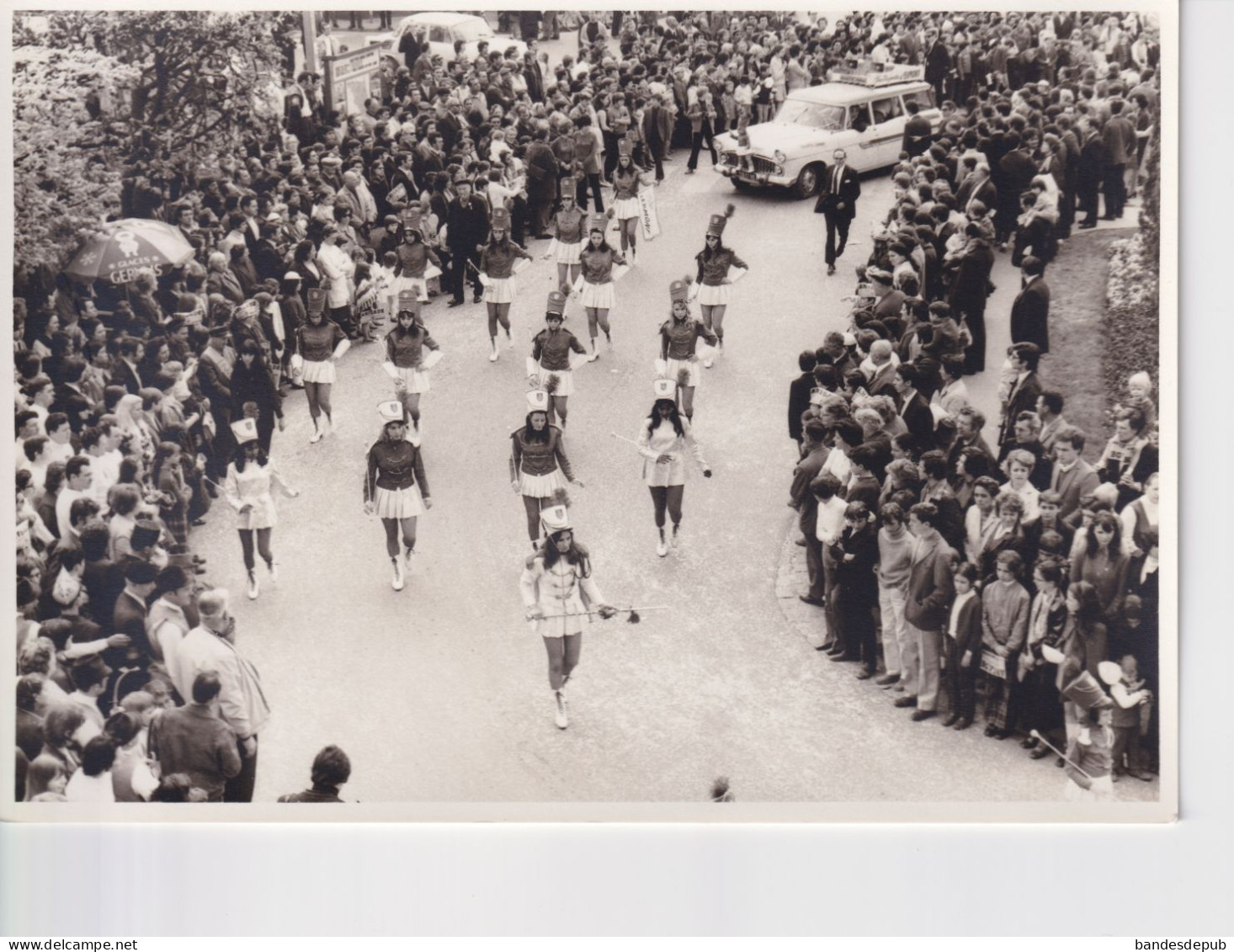 Défilé Fête populaire majorette défilés majorettes  ( Clermont ? ) défilé rue Studio photo LA FONTAINE Noisy Le Grand