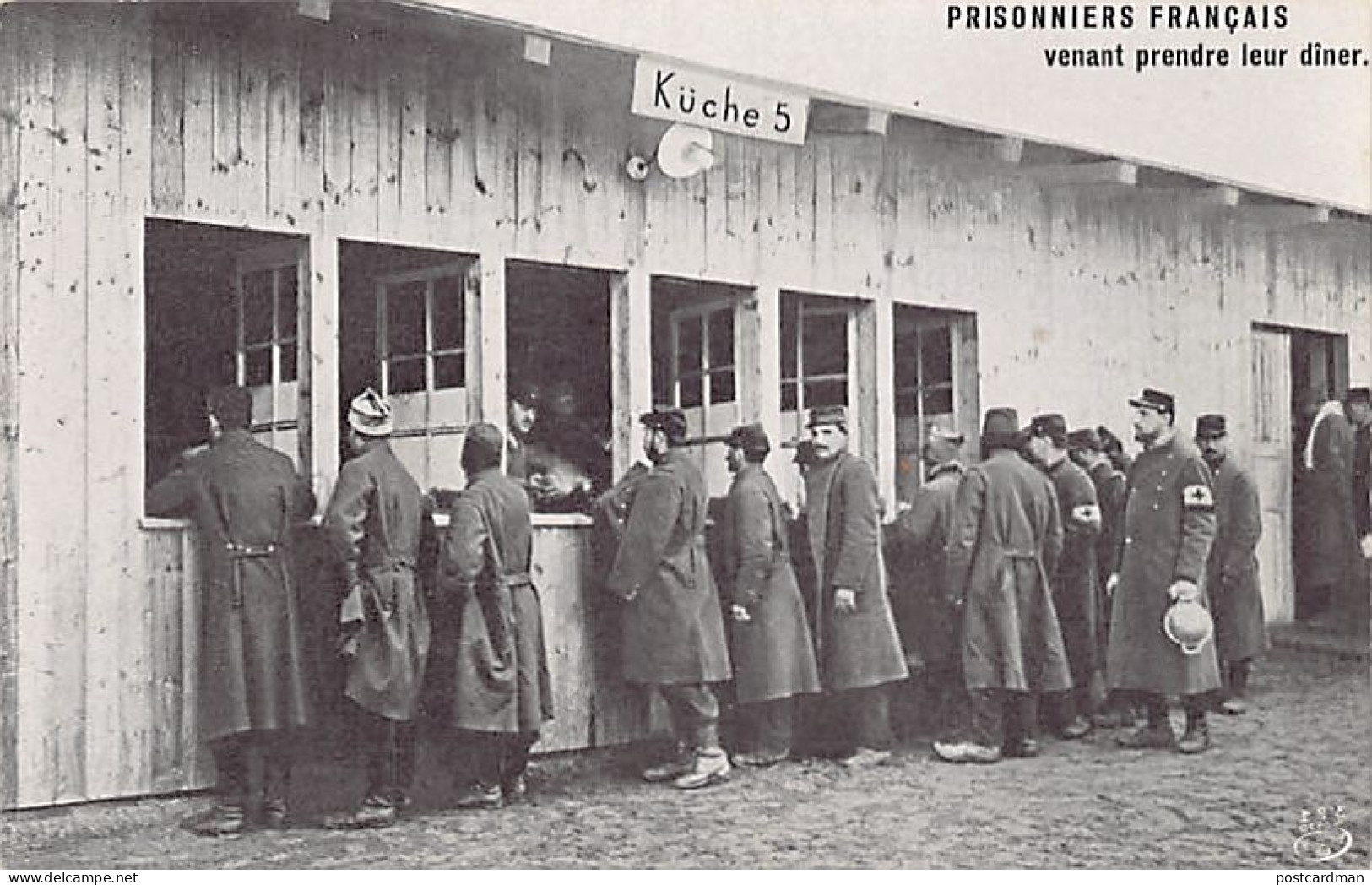 Deutschland - ZOSSEN Kriegsgefangenenlager - Französische Gefangene treffen zum Essen ein.