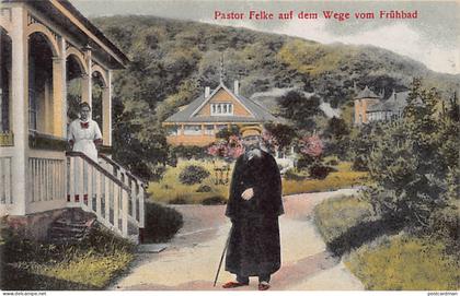 Deutschland - BAD SOBERNHEIM - Pastor Felke auf dem Wege vom Frühbad