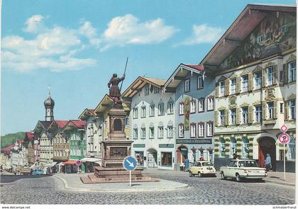 AK Bad Tölz Marktstraße Markt Winzerer Denkmal Gasthof Gastwirtschaft zum Oswaldbräu BMW Isetta Opel Admiral Oldtimer ?