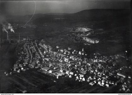 CPA Leimen in Baden, Ortsansicht von Leimen mit Fabriken, Wohnsiedlungen und Feldern.