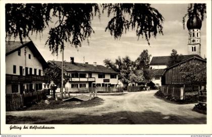CPA Gelting Geretsried in Oberbayern, Schöne Landschaft, ländliche Gebäude, Straße, Kirchturm