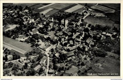 CPA Hartkirchen Pocking in Niederbayern, Luftaufnahme von Häuser, Kirche, Felder