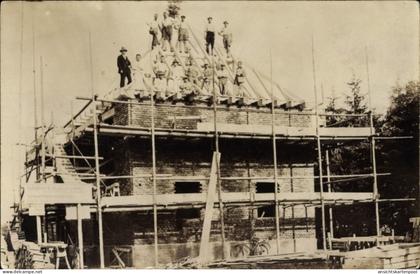 Photo CPA Unterhaching in Oberbayern, Baugeschäft Gebr. Bayer, Richtfest an einem Haus