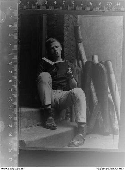 30103717 - Mann mit Buch